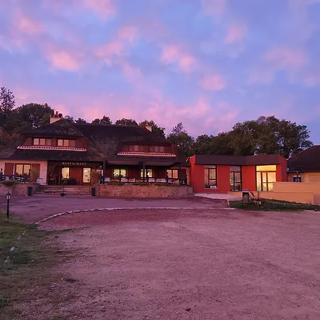 Отель Relais Saint Michel Villegusien-le-Lac