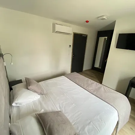 Hotel Relais Saint Michel Villegusien-le-Lac